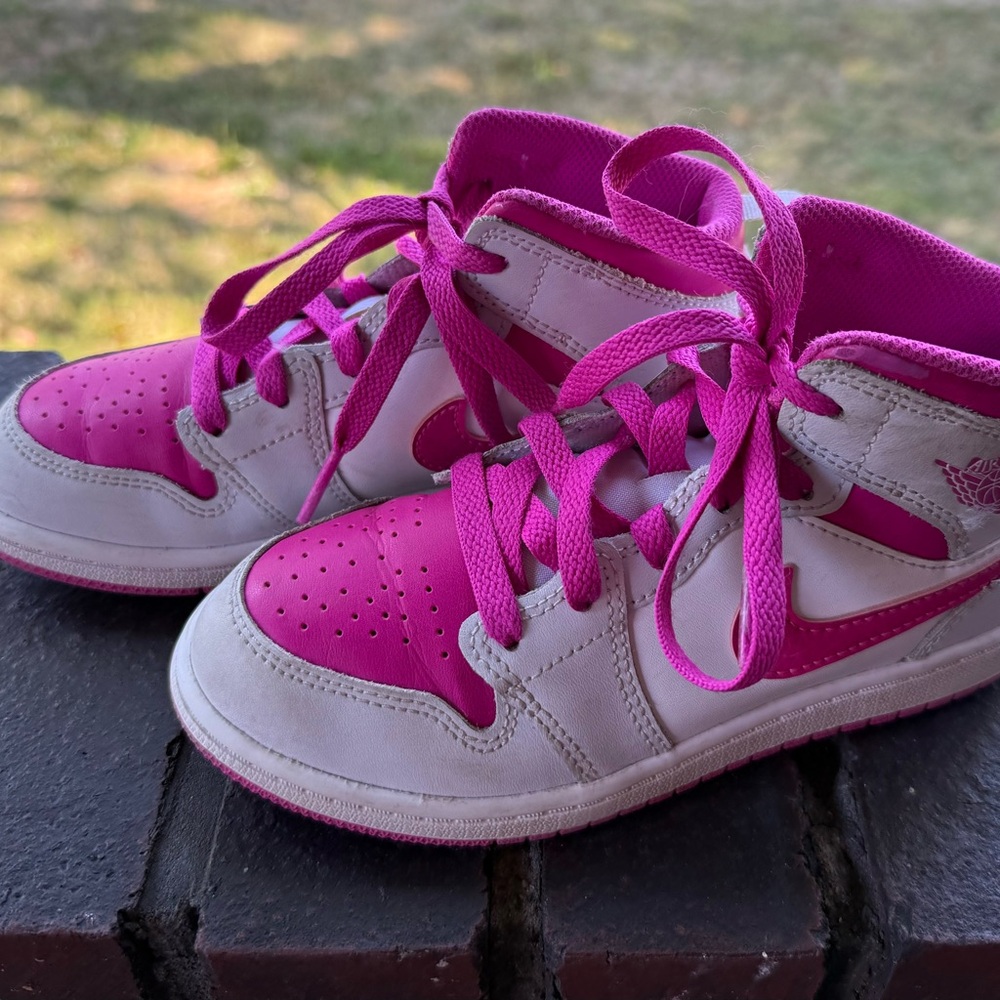 🩷Girls AIR JORDANS🩷 size 13C ( lil kid). Gorgeous!